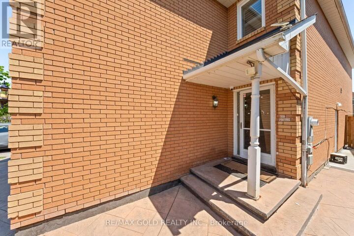 Property Photo: 31 Ravenscliffe Court ON L6X 4N8