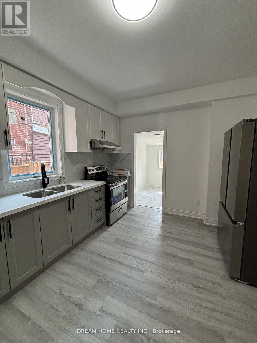 Property Photo:  262 Clinton Street 201  ON M6G 2Y6 