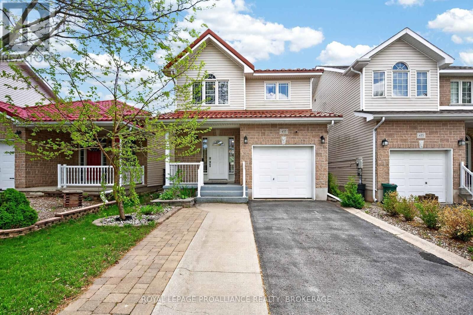 Property Photo:  435 Maureen Street  ON K7K 7M2 
