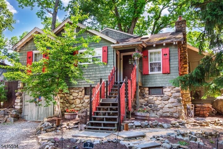 Property Photo:  7 Woodbine Ln  NJ 07871 