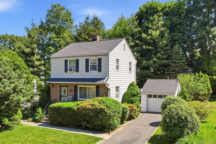 Property Photo:  30 Greenvale Circle  NY 10607 