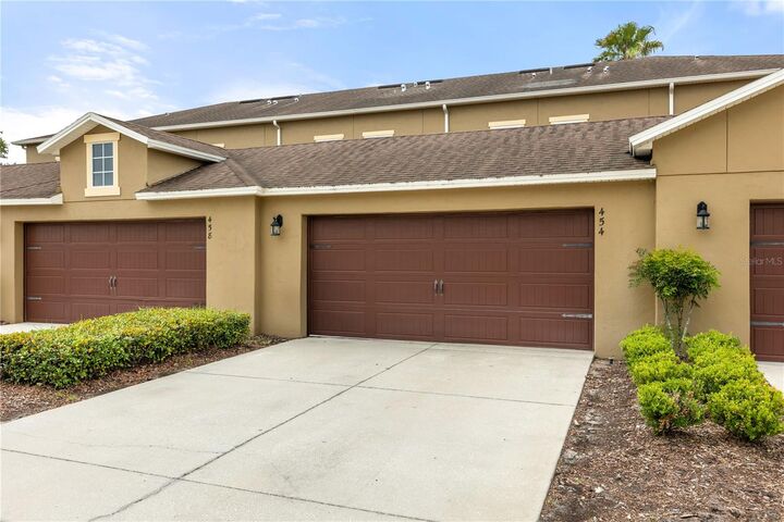 Property Photo: 454 Ellis Square Court FL 32771