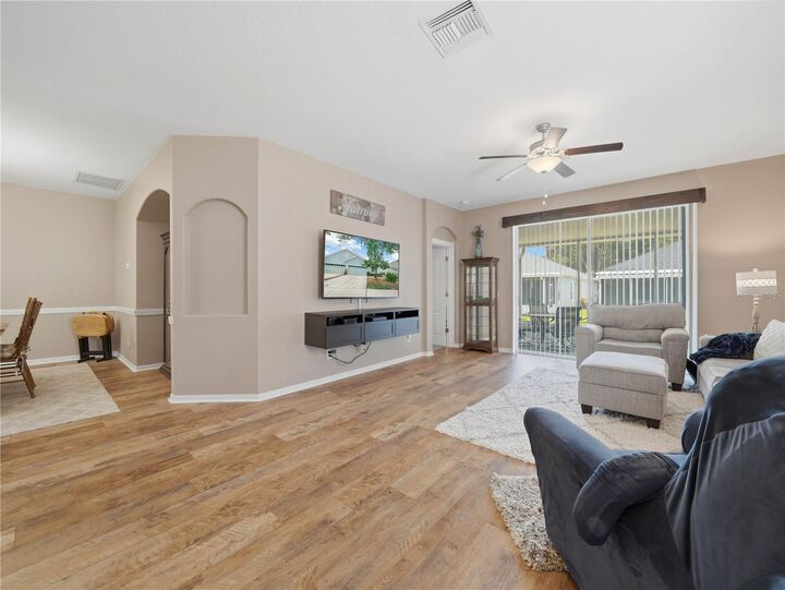 Property Photo: 6936 Surrey Oak Drive FL 33572