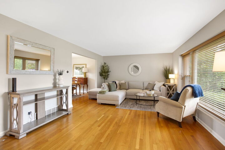 Property Photo:  1110 E Dogwood Lane  IL 60056 