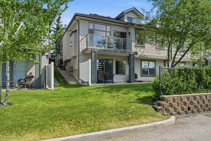 Property Photo:  131 Springbank Terrace SW  AB T3H 4S8 