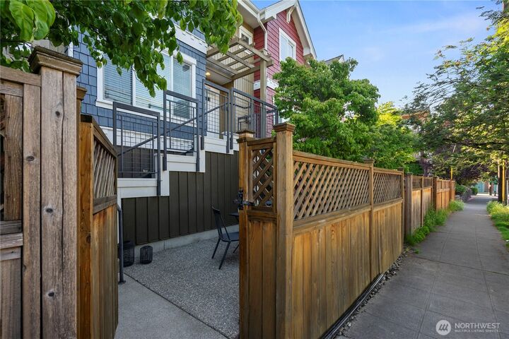 Property Photo:  7316  Woodlawn Avenue NE  WA 98115 