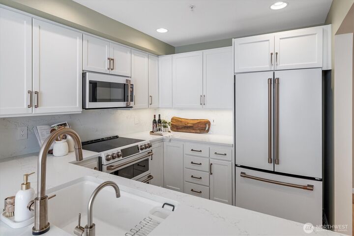 Property Photo: 225 4th Avenue B401 WA 98033