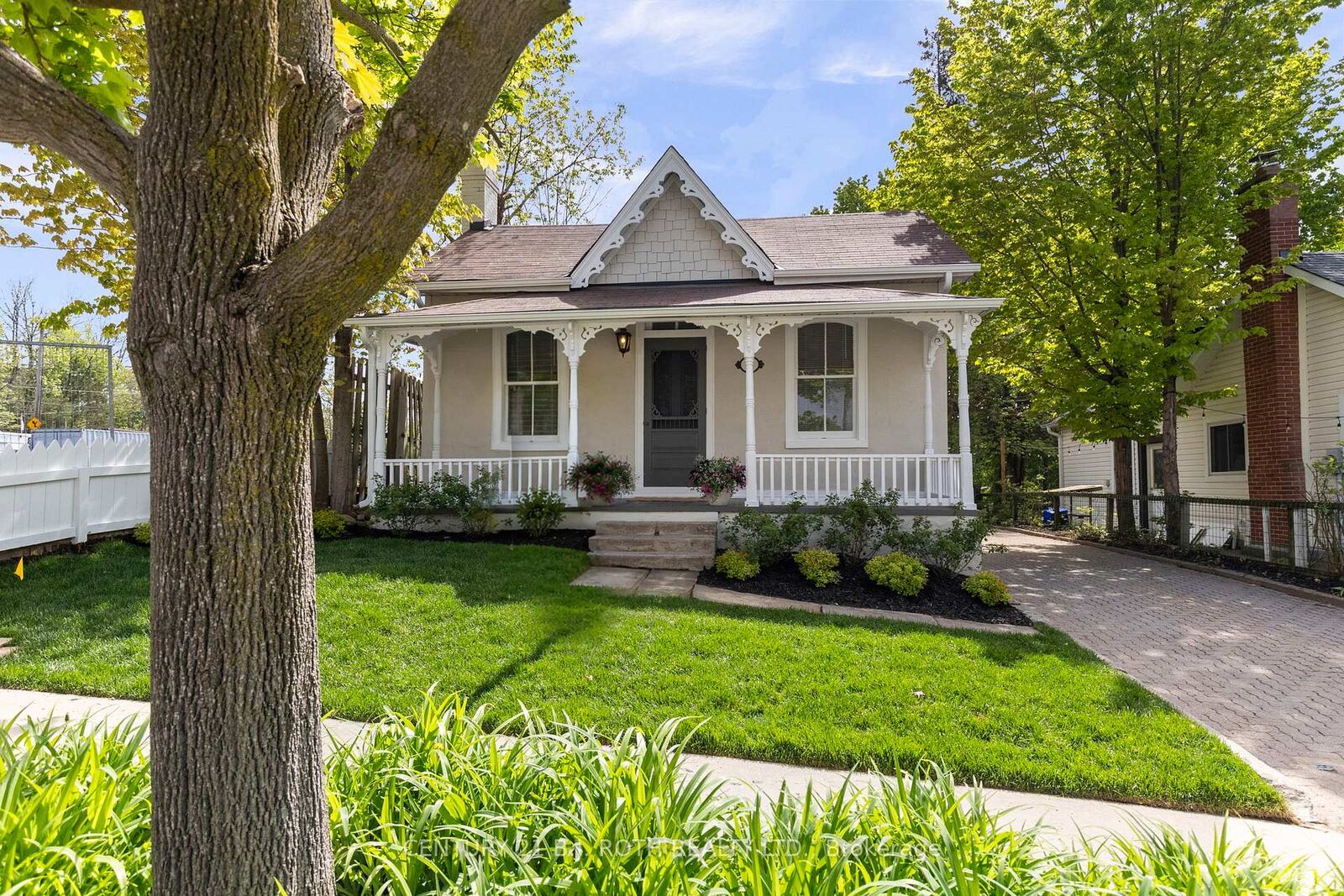 Property Photo:  13 Nelson Square E  ON L4M 4J6 