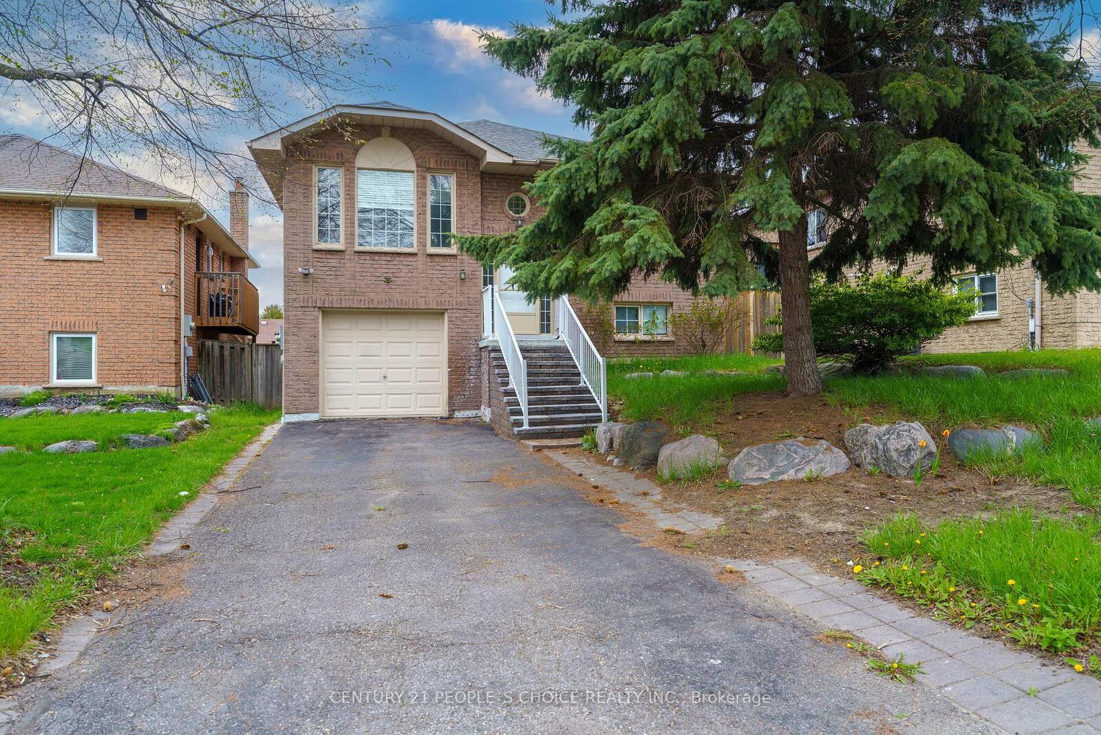 Property Photo: 4 Hiscox Court ON L1N 9A6
