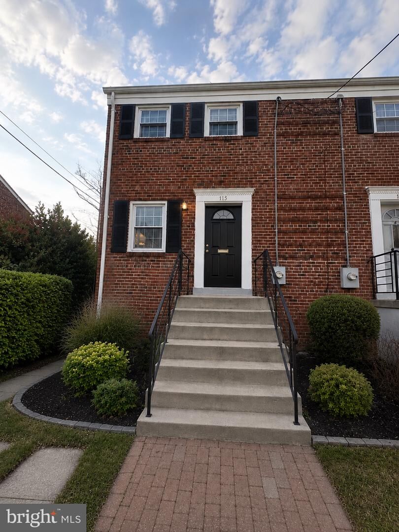 Property Photo:  115 S Iris Street  VA 22304 