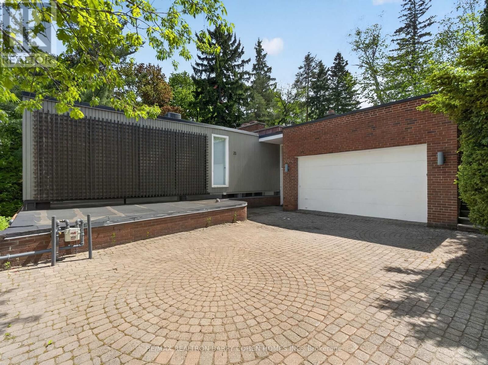 Property Photo: 21 Tudor Gate ON M2L 1N3