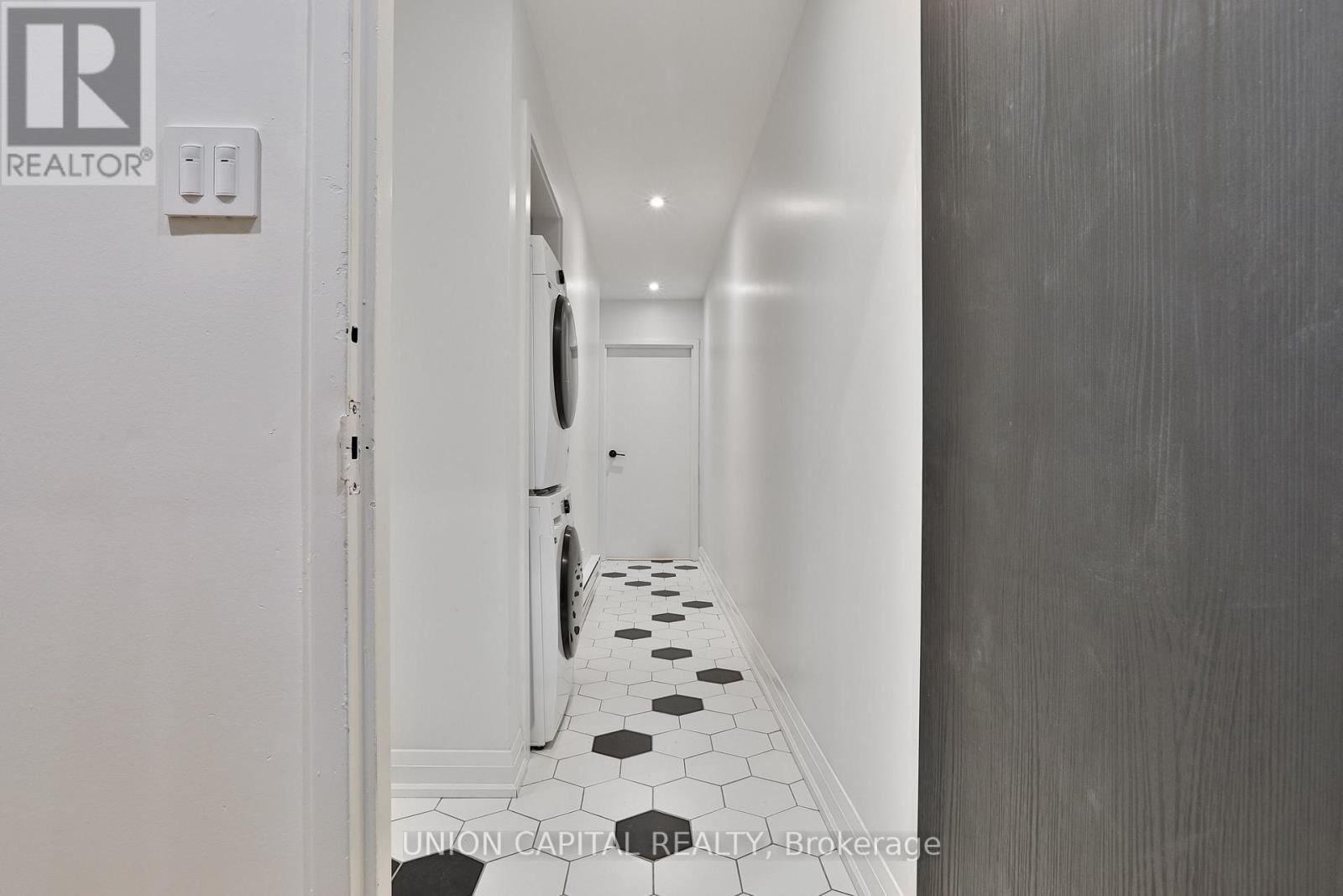 Property Photo: 612 Gerrard Street East 1 ON M4M 1Y3