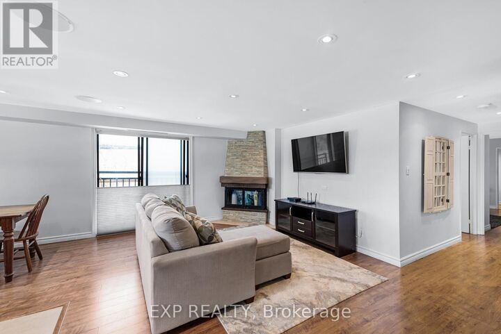 Property Photo: 15390 Yonge Street 104 ON L4G 1N8