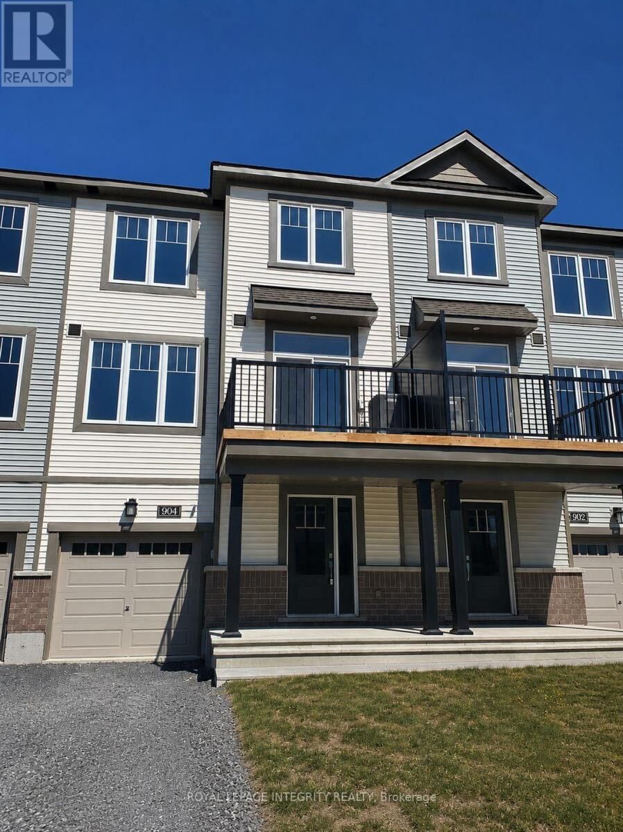 Property Photo: 904 Lixnaw Court ON K2J 6Y3