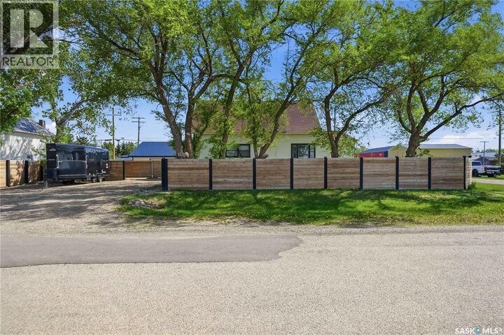 Property Photo:  780 Railway Avenue  SK S0H 1J0 