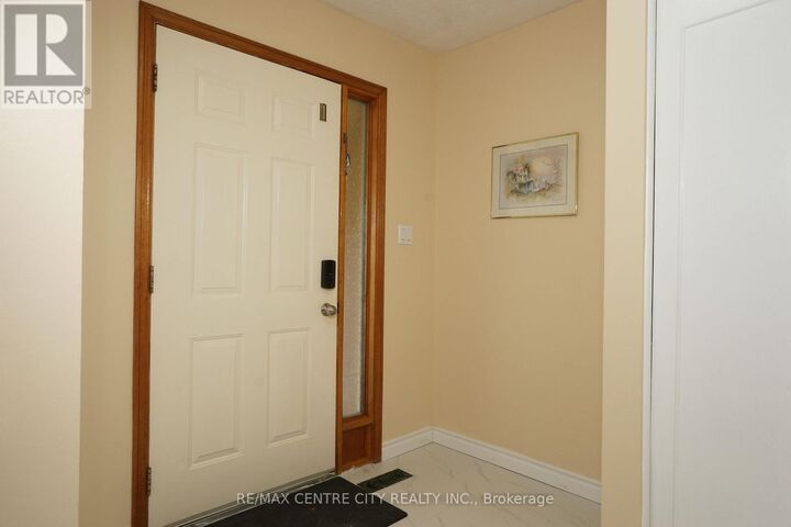 Property Photo: 136 Concord Crescent ON N6G 3H7