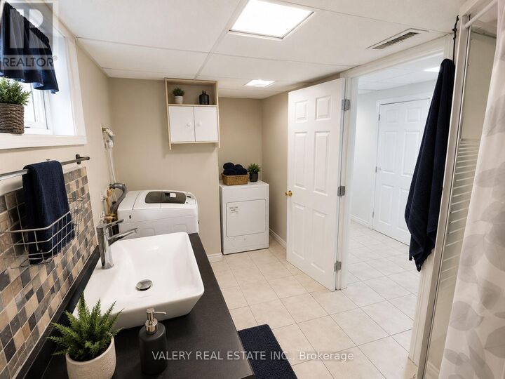 Property Photo: 374 Edmonton Street East 2 ON N5W 4Y5