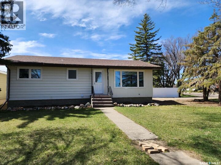 Property Photo:  891 2nd Street E  SK S0N 2M0 