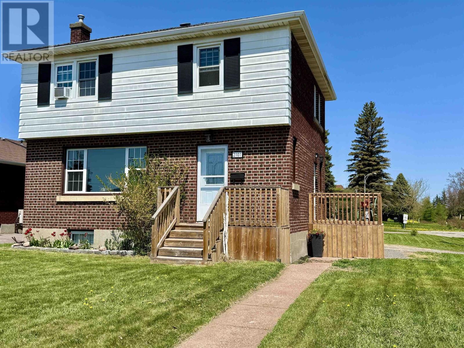 Property Photo: 2101 Victoria Ave E ON P7C 1E4