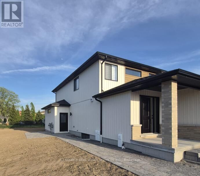 Property Photo:  128 Hastings Park Drive Unit B  ON K8P 0J4 