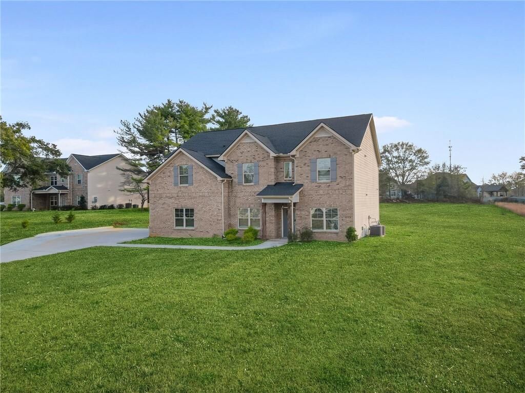 Property Photo: 689 S Jeff Davis Drive GA 30215