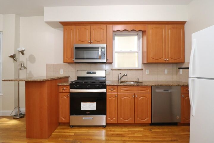 Property Photo:  34 Court House Pl 2L  NJ 07306 