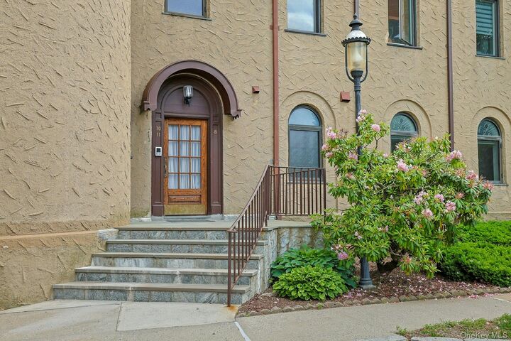 Property Photo:  100 Chateau Lane 8  NY 10532 