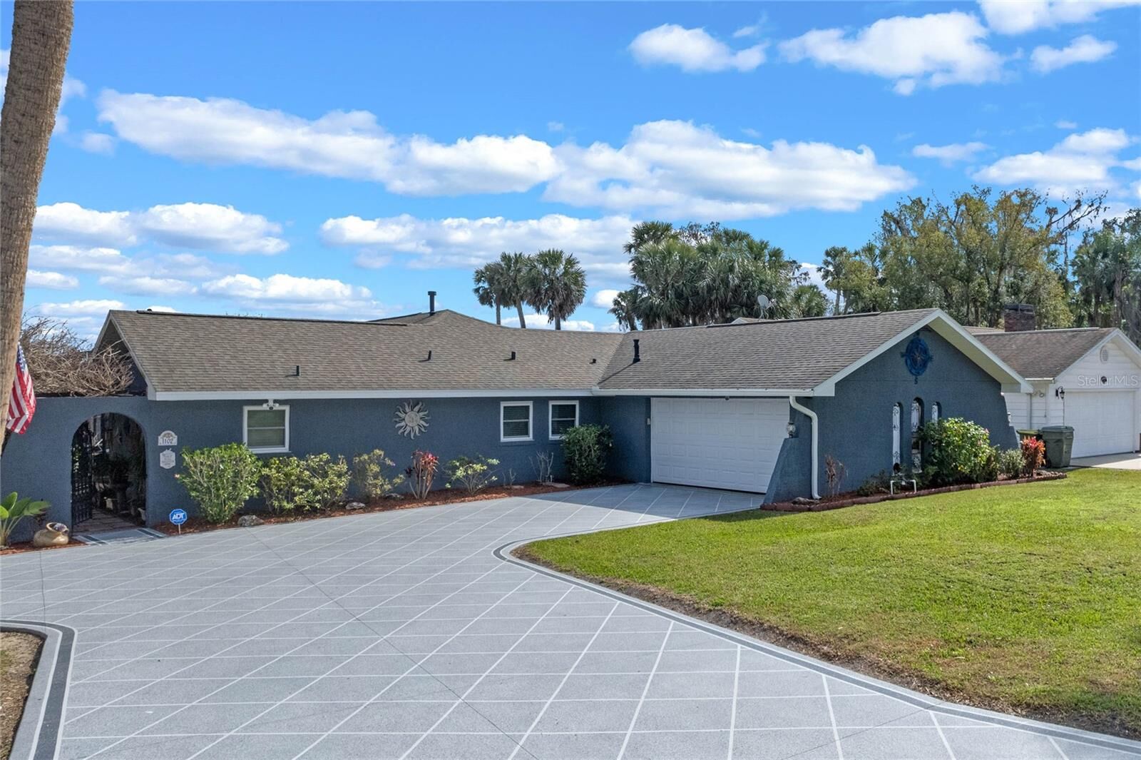 Property Photo:  1102 N Palmetto Street  FL 34748 