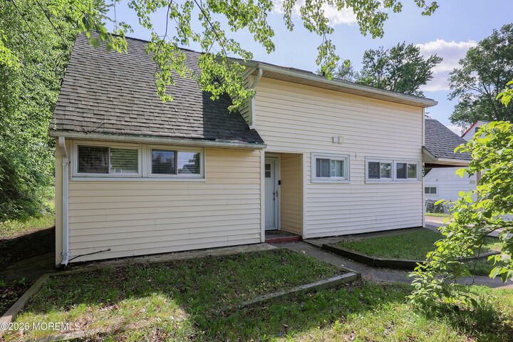 Property Photo:  33 Pine Tree Road  NJ 08857 