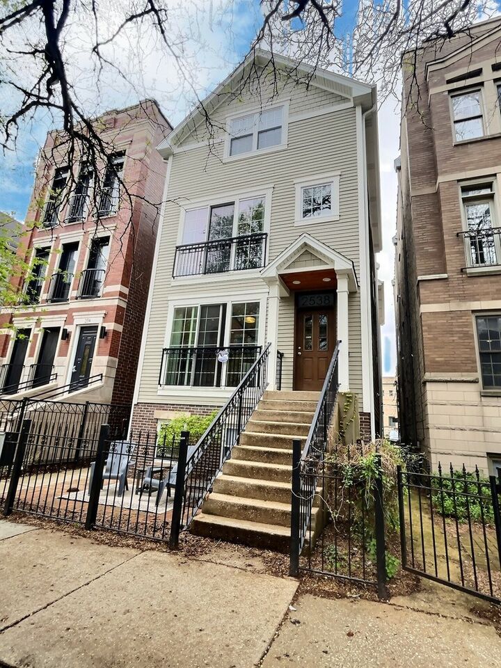 Property Photo:  2538 N Southport Avenue 2F  IL 60614 
