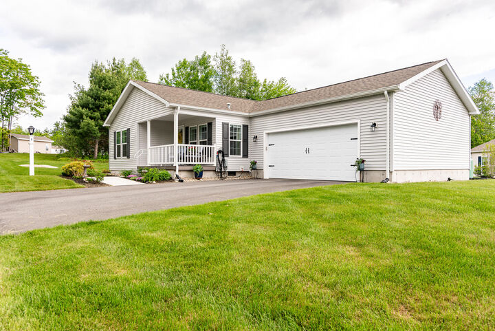 Property Photo:  2 Vinalhaven Drive  ME 03901 
