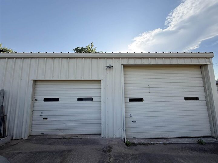 Property Photo:  200 Fairview Ave  OK 74601 