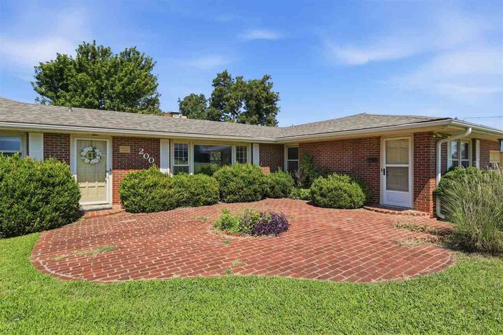 Property Photo:  200 Fairview Ave  OK 74601 