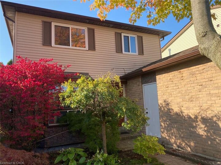 Property Photo:  17 Hillsdale Court  ON L9H 6K1 