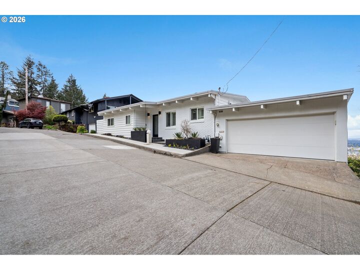 Property Photo: 3065 NW Rio Vista Ter OR 97210