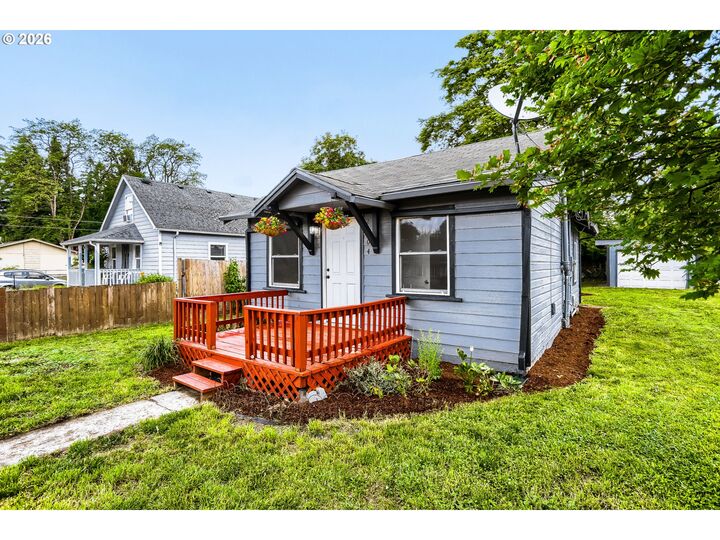 Property Photo:  2004 E 30th St  WA 98663 