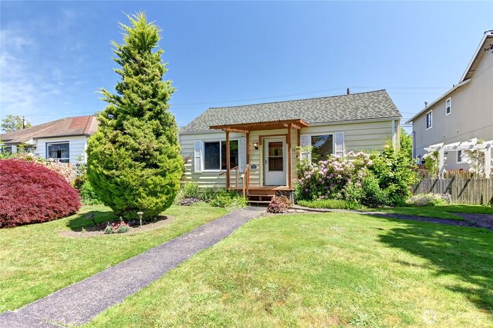 Property Photo:  1327  Maple Street  WA 98201 
