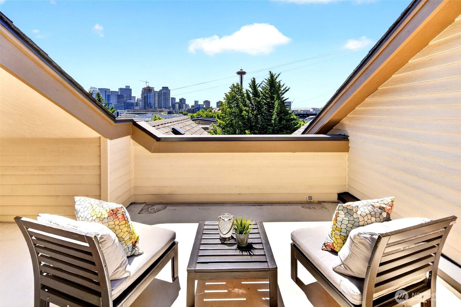 Property Photo: 402 Aloha Street WA 98109