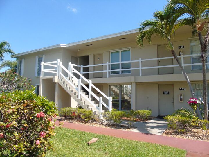 Property Photo:  309 Circle Drive S 204  FL 33435 