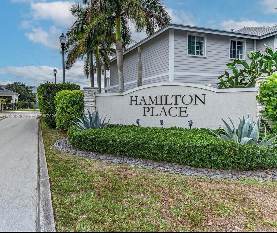 Property Photo:  916 SE 17th Ct  FL 33034 