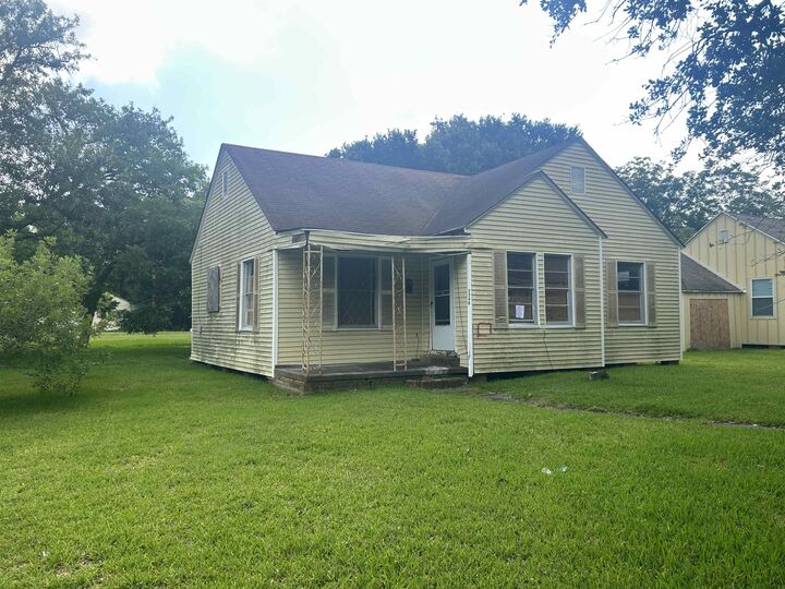 Property Photo:  2240 Oaklawn Ave  TX 77642 