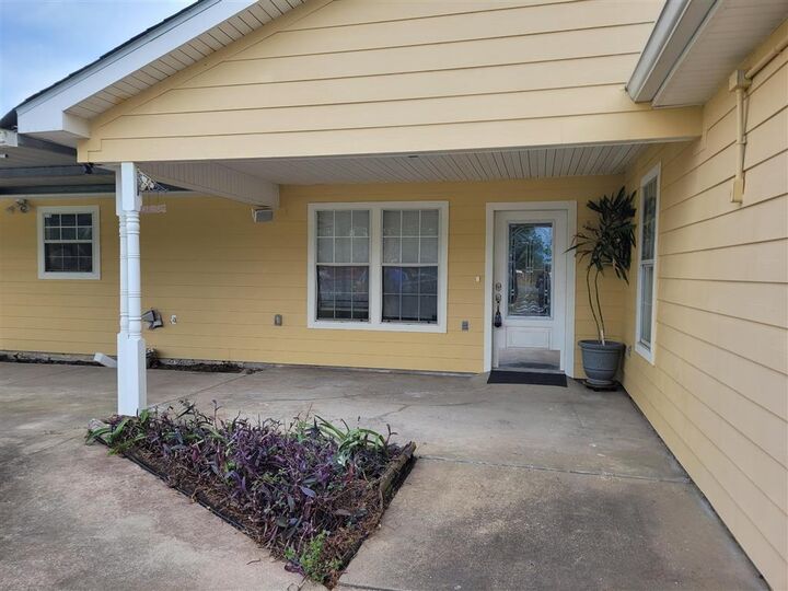 Property Photo: 812 E Hwy 90 Highway E LA 70647