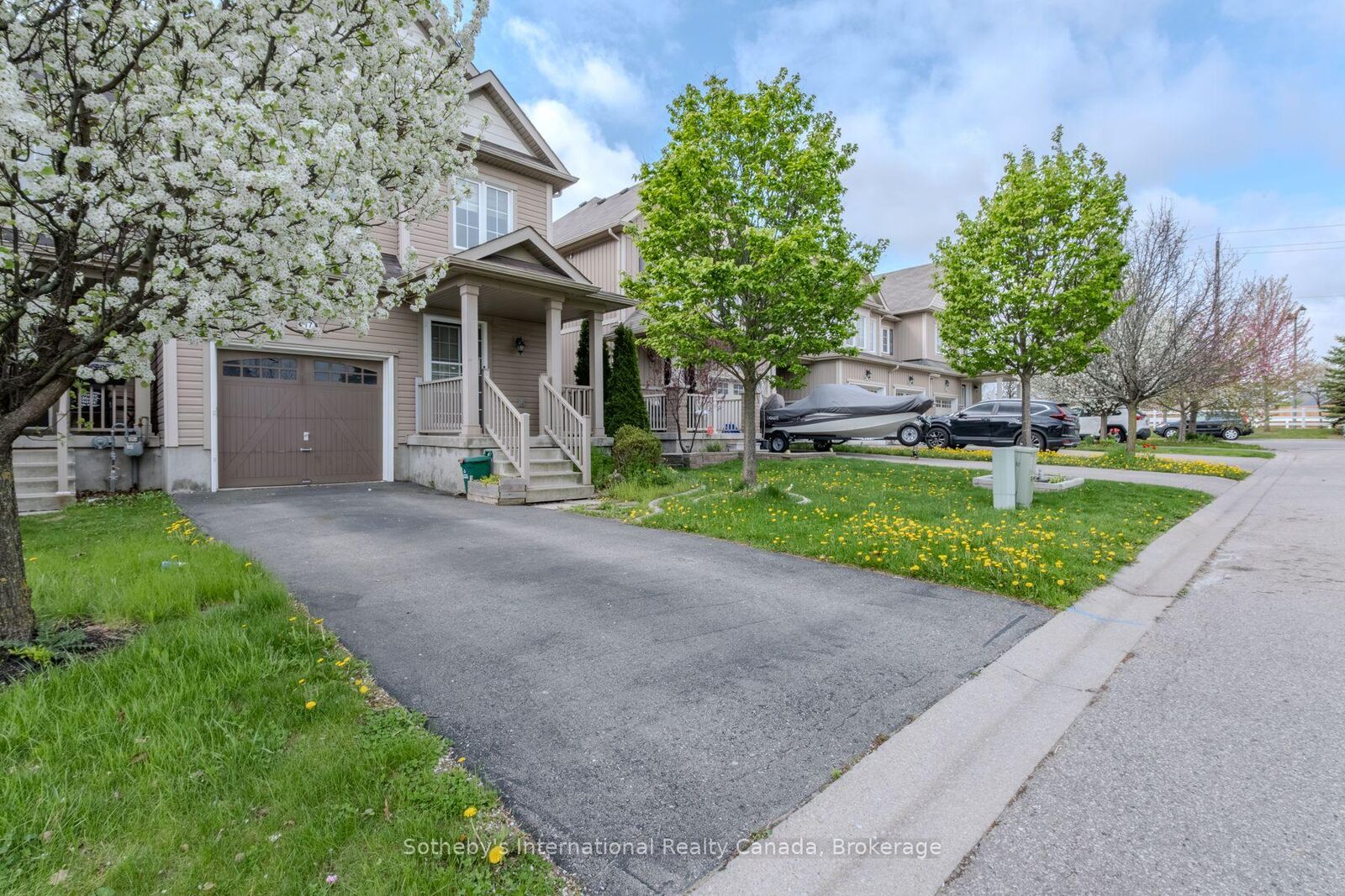 Property Photo: 17 Dwyer Court ON N3T 0G8