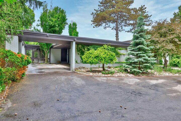 Property Photo:  14 Park Lane Circle  ON M3B 1Z7 