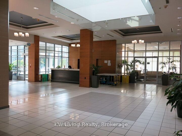 Property Photo:  33 Elm Drive W 2806  ON L5B 4M2 