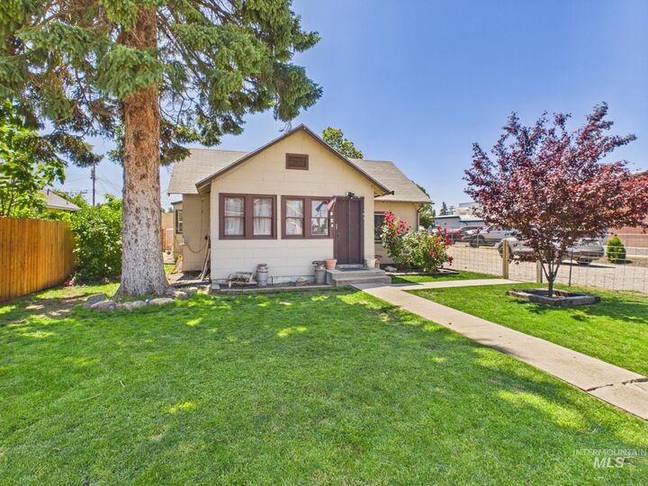 Property Photo: 403 E 4th ID 83617