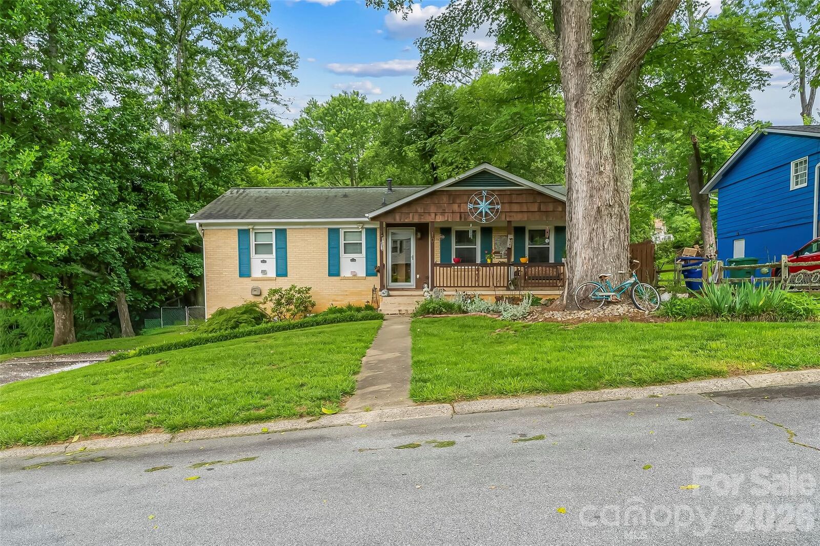 Property Photo:  10 Oak Leaf Lane  NC 28704 