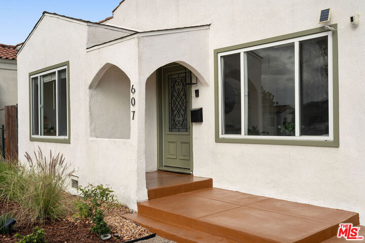 Property Photo:  607 W 111th Pl  CA 90044 
