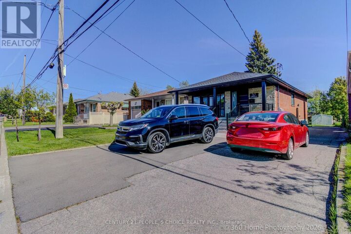 Property Photo:  37 Bentworth Avenue Upper  ON M6A 1P1 