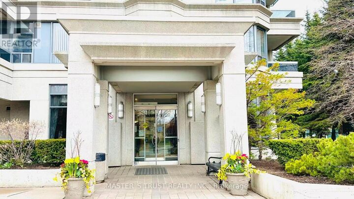 Property Photo: 35 Southwest Finch Avenue East 1211 ON M2N 6Z8